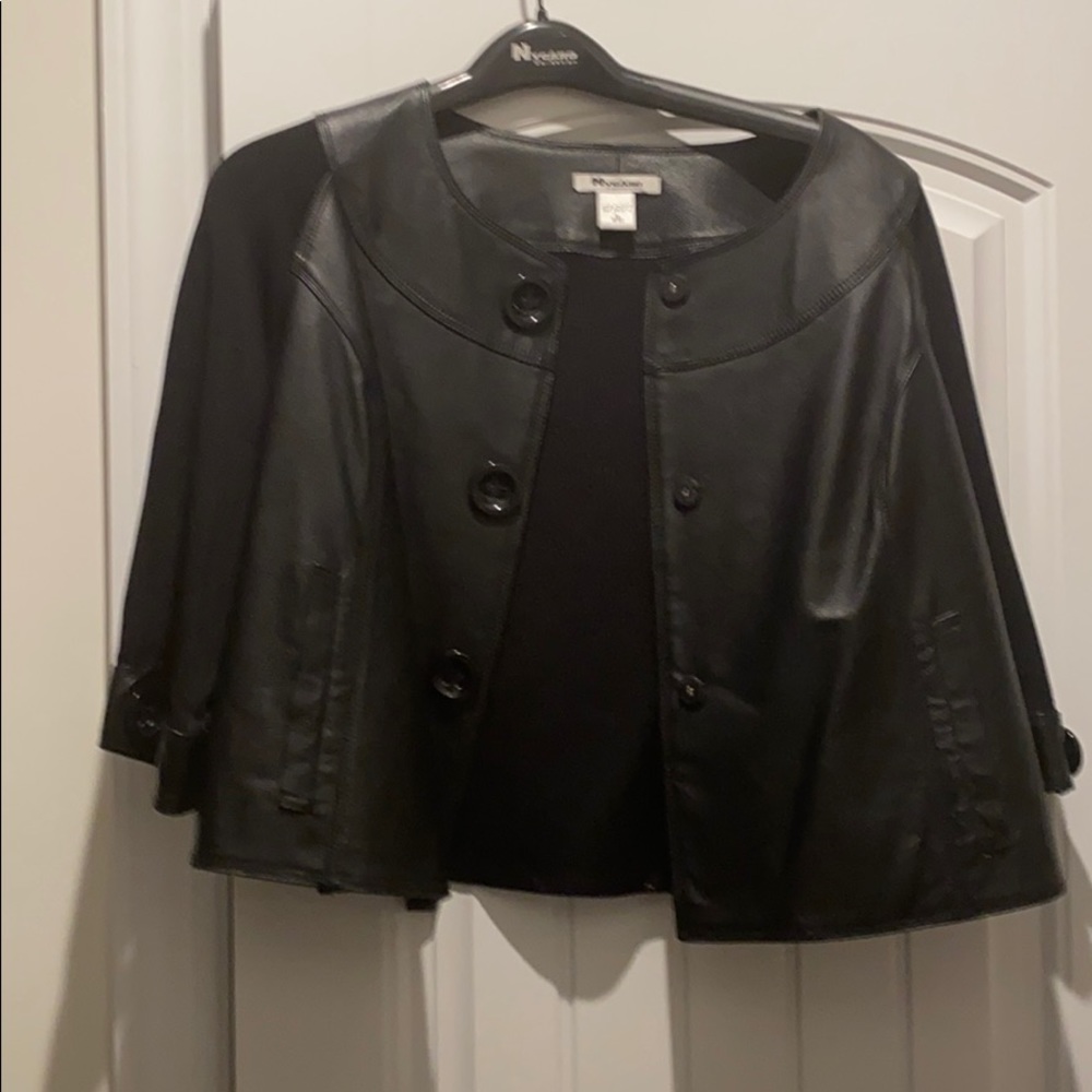 Black or brown jacket  with 3/4 length sleeves.